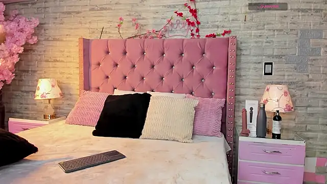 NaiaWhisper online show from 02-22-26, 01:02