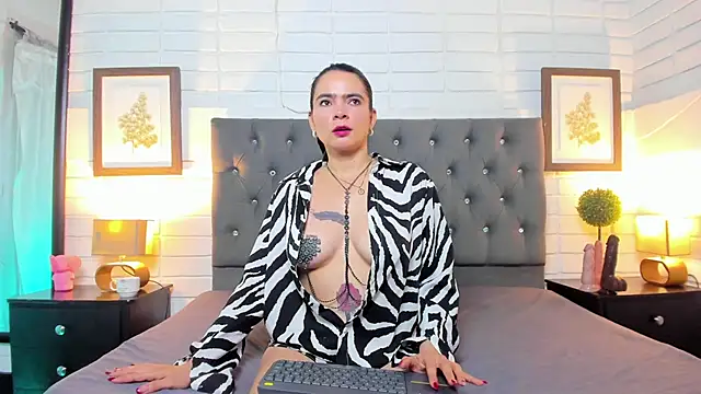 Snapshot of Samantha_Fiire chatting on 10-06-25, 12:17 Samantha Fiire online show from 10-06-25, 12:17