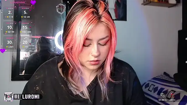 Snapshot of Iluromi chatting on 05-27-26, 02:35 Iluromi online show from 05-27-26, 02:35