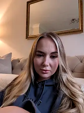 Snapshot of BarbieDolly_x chatting on 10-15-25, 03:53 BarbieDolly x online show from 10-15-25, 03:53