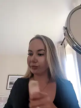 Snapshot of BarbieDolly_x chatting on 09-24-25, 10:33 BarbieDolly x online show from 09-24-25, 10:33