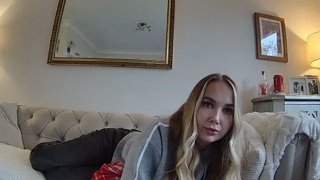Snapshot of BarbieDolly_x chatting on 10-08-25, 02:40 BarbieDolly x online show from 10-08-25, 02:40
