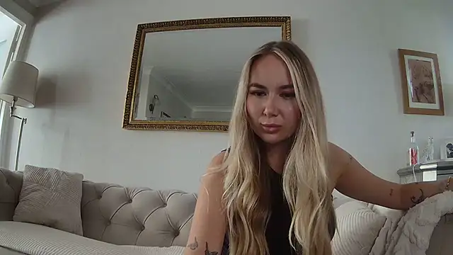 Snapshot of BarbieDolly_x chatting on 09-30-25, 01:28 BarbieDolly x online show from 09-30-25, 01:28