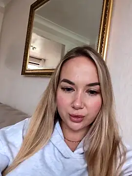Snapshot of BarbieDolly_x chatting on 10-23-25, 01:43 BarbieDolly x online show from 10-23-25, 01:43