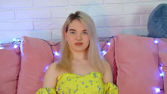 Snapshot of AnnaDelon chatting on 10-13-25, 04:58 AnnaDelon online show from 10-13-25, 04:58