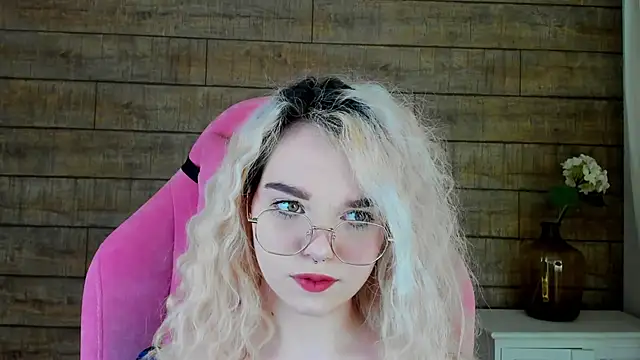 Snapshot of AnnaDelon chatting on 10-17-25, 04:05 AnnaDelon online show from 10-17-25, 04:05