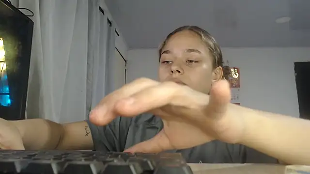 LittleCheerry69 online show from 04-01-26, 03:09