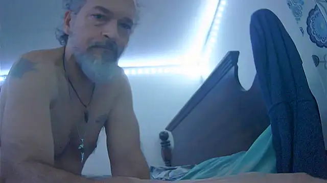 Snapshot of HippieDad333 chatting on 12-18-25, 05:23 HippieDad333 online show from 12-18-25, 05:23