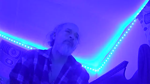 Snapshot of HippieDad333 chatting on 12-21-25, 01:30 HippieDad333 online show from 12-21-25, 01:30