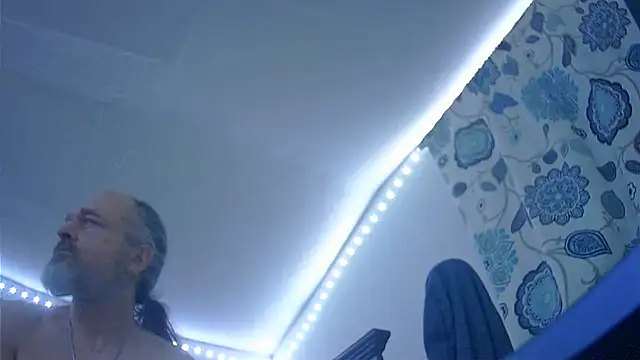 Snapshot of HippieDad333 chatting on 12-19-25, 11:07 HippieDad333 online show from 12-19-25, 11:07