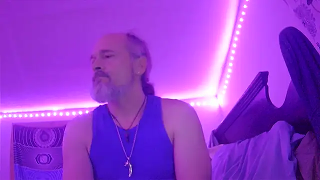 Snapshot of HippieDad333 chatting on 12-17-25, 12:04 HippieDad333 online show from 12-17-25, 12:04