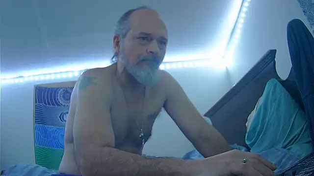 Snapshot of HippieDad333 chatting on 12-21-25, 10:21 HippieDad333 online show from 12-21-25, 10:21