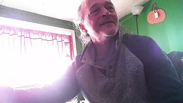 Snapshot of HippieDad333 chatting on 01-31-26, 07:12 HippieDad333 online show from 01-31-26, 07:12