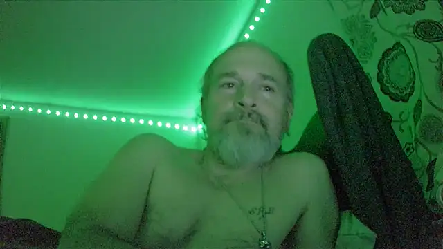 Snapshot of HippieDad333 chatting on 12-18-25, 11:08 HippieDad333 online show from 12-18-25, 11:08