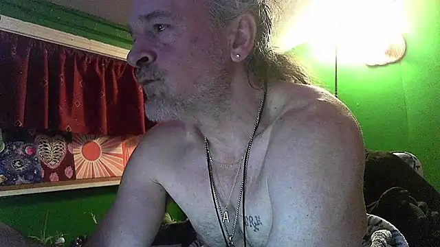 Snapshot of HippieDad333 chatting on 02-06-26, 02:40 HippieDad333 online show from 02-06-26, 02:40