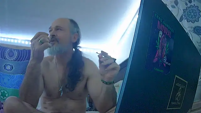 Snapshot of HippieDad333 chatting on 12-23-25, 12:43 HippieDad333 online show from 12-23-25, 12:43