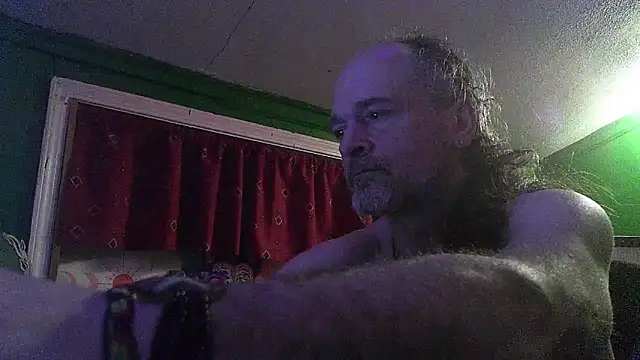 Snapshot of HippieDad333 chatting on 02-17-26, 02:42 HippieDad333 online show from 02-17-26, 02:42