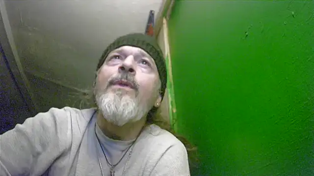 Snapshot of HippieDad333 chatting on 12-13-25, 11:22 HippieDad333 online show from 12-13-25, 11:22