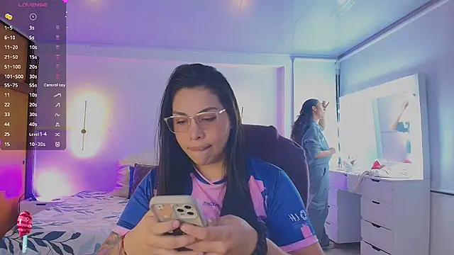 Snapshot of kloe28 chatting on 07-09-26, 03:40 kloe28 online show from 07-09-26, 03:40
