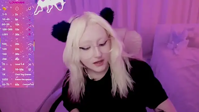 JuliaSharkk online show from 11-22-25, 10:08