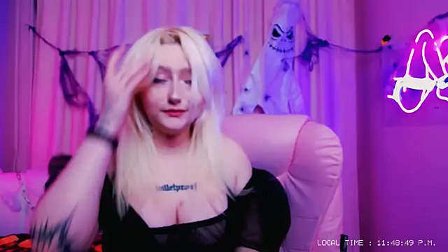 JuliaSharkk online show from 10-27-25, 09:49