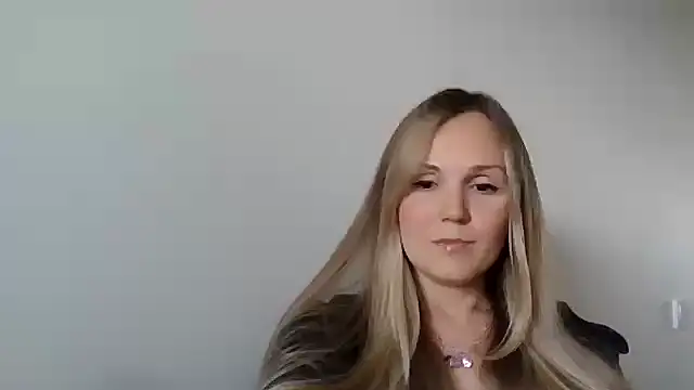 Snapshot of Kyrelinn chatting on 10-26-25, 06:47 Kyrelinn online show from 10-26-25, 06:47