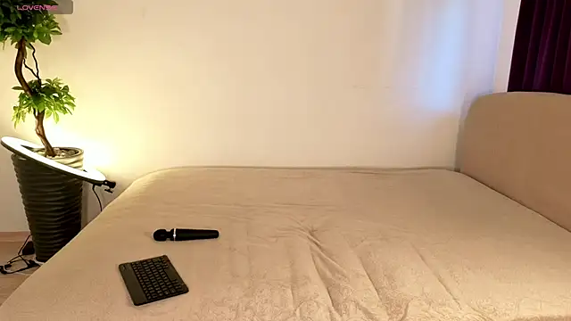 MilaYumi online show from 10-22-25, 06:46