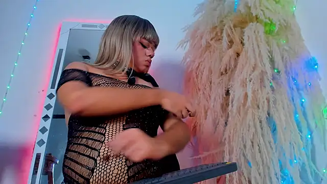 Tiffany deluxe online show from 12-16-25, 01:37