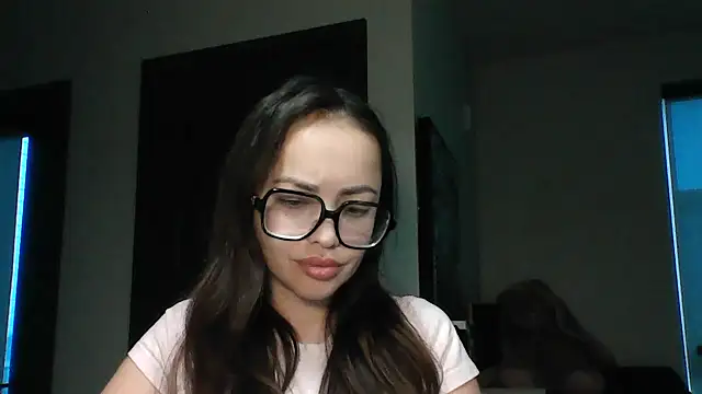Snapshot of Elyrisse chatting on 10-25-25, 11:49 Elyrisse online show from 10-25-25, 11:49