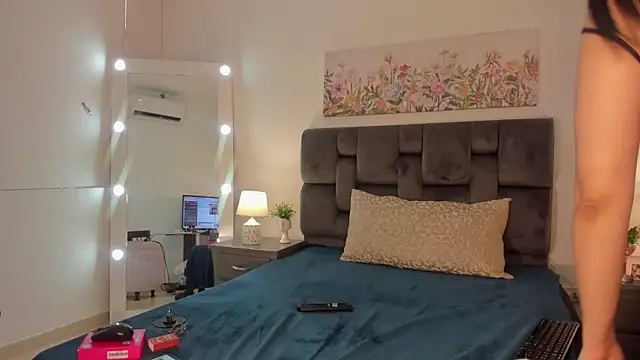 Antonella Maxwell online show from 02-12-26, 08:41