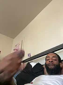 Snapshot of vaultclub chatting on 10-05-25, 01:24 vaultclub online show from 10-05-25, 01:24