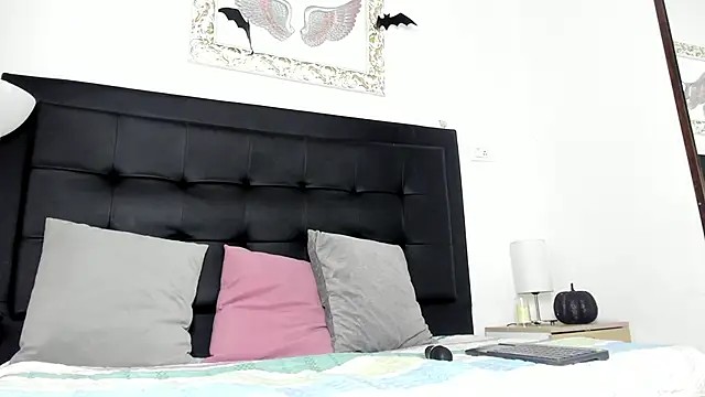 Nyra 18 online show from 10-25-25, 08:31