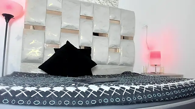 Nyra 18 online show from 11-14-25, 08:18