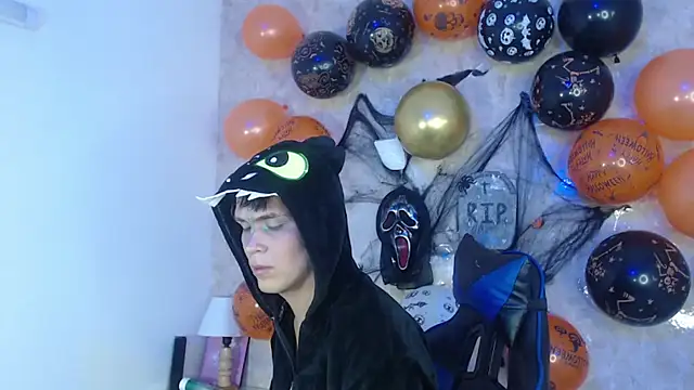 Aaron Foxxx online show from 10-28-25, 01:43