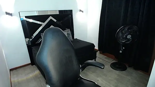 Snapshot of MarianaRojas_ chatting on 06-15-26, 02:12 MarianaRojas online show from 06-15-26, 02:12