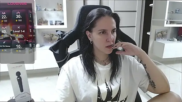 Irwi Tomboy online show from 10-21-25, 09:14