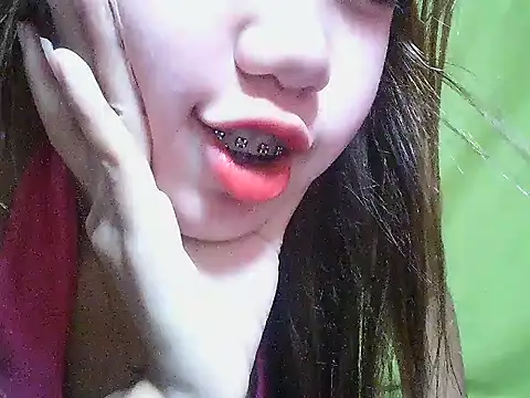 Snapshot of SweetPussie18x chatting on 09-27-25, 12:11 SweetPussie18x online show from 09-27-25, 12:11