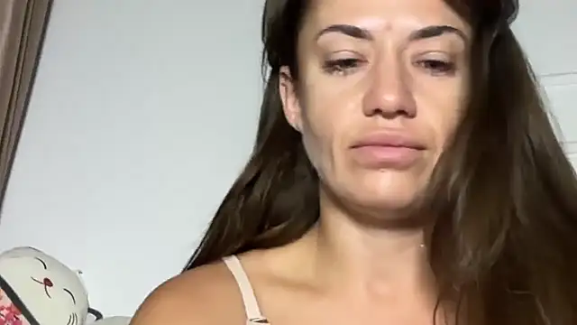 Snapshot of Roriann chatting on 02-12-26, 04:07 Roriann online show from 02-12-26, 04:07