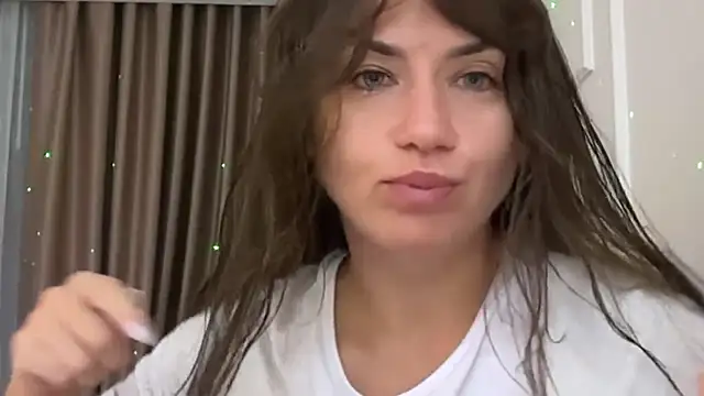 Snapshot of Roriann chatting on 02-11-26, 01:11 Roriann online show from 02-11-26, 01:11