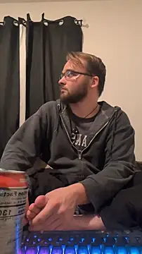 Snapshot of bear8t chatting on 10-27-25, 06:47 bear8t online show from 10-27-25, 06:47