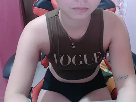 Snapshot of pinayscarlet chatting on 10-15-25, 01:30 pinayscarlet online show from 10-15-25, 01:30