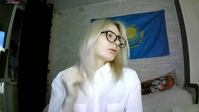 Snapshot of MernaGoggin chatting on 10-03-25, 01:45 MernaGoggin online show from 10-03-25, 01:45