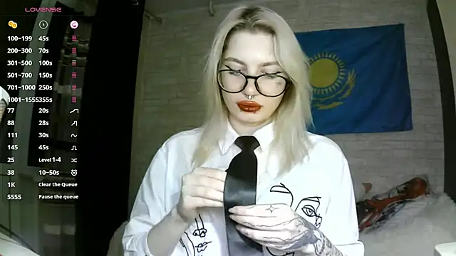 Snapshot of MernaGoggin chatting on 09-29-25, 02:44 MernaGoggin online show from 09-29-25, 02:44