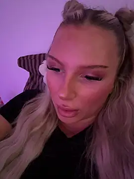Snapshot of blondeeee chatting on 07-01-26, 03:34 blondeeee online show from 07-01-26, 03:34