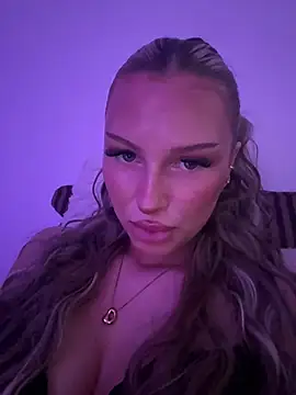 Snapshot of blondeeee chatting on 07-03-26, 04:24 blondeeee online show from 07-03-26, 04:24