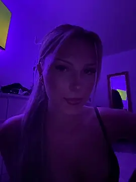 blondeeee online show from 12-17-25, 05:51