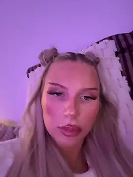 Snapshot of blondeeee chatting on 06-30-26, 03:45 blondeeee online show from 06-30-26, 03:45