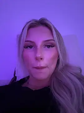 Snapshot of blondeeee chatting on 06-24-26, 03:43 blondeeee online show from 06-24-26, 03:43