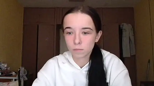 Snapshot of Emilia_Light chatting on 10-21-25, 07:19 Emilia Light online show from 10-21-25, 07:19