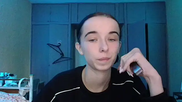 Snapshot of Emilia_Light chatting on 10-17-25, 08:39 Emilia Light online show from 10-17-25, 08:39